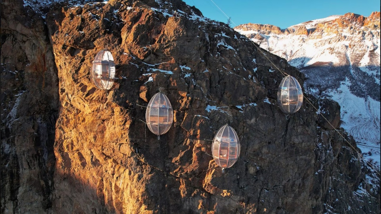 Cómo son las cápsulas de vidrio con vista al Fitz Roy que se estrenan en El Chaltén